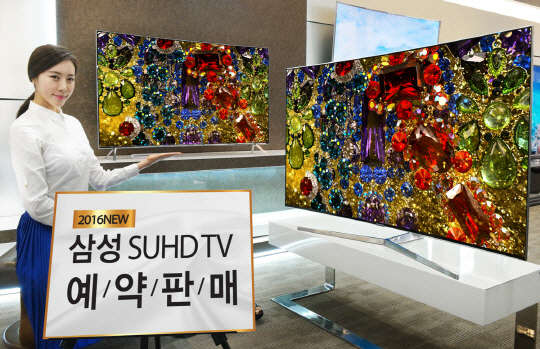 삼성전자는 차세대 퀀텀닷 디스플레이를 적용한 2016년형 최신 SUHD TV 출시에 앞서 1일부터 21일까지 예약판매를 실시한다. 삼성전자가 출시할 예정인 2016년형 SUHD TV는 차세대 디스플레이 소재인 퀀텀닷을 적용해 현실의 색을 가장 정확하게 표현하는 프리미엄 TV다. 삼성전자 모델이 예약 판매 행사를 소개하고 있다.     삼성전자 제공
